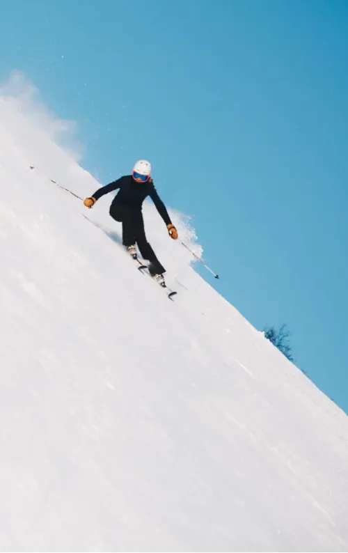Un skieur sur une pente enneigée.