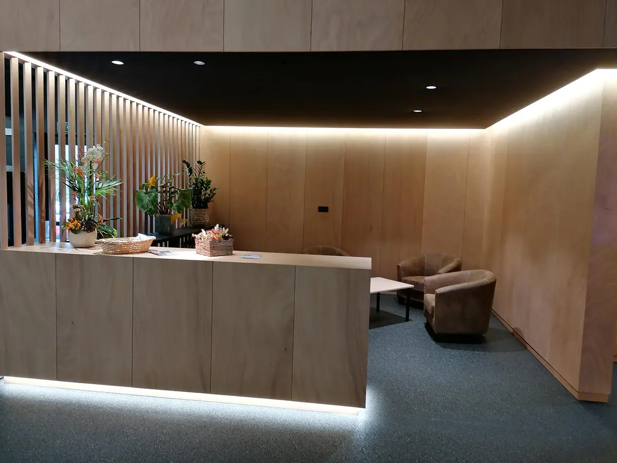 Le lounge en bois clair et son éclairage indirect.