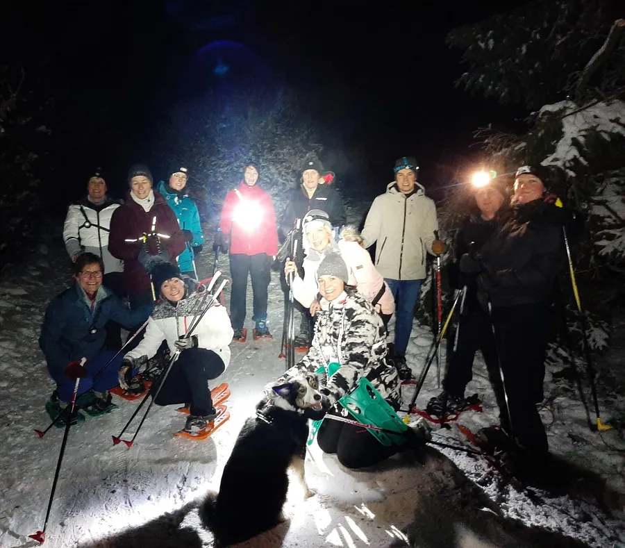 Un groupe de marche nordique en forêt.