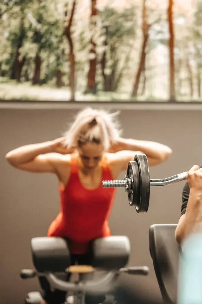 Une membre à l'entraînement dans l'espace musculation.