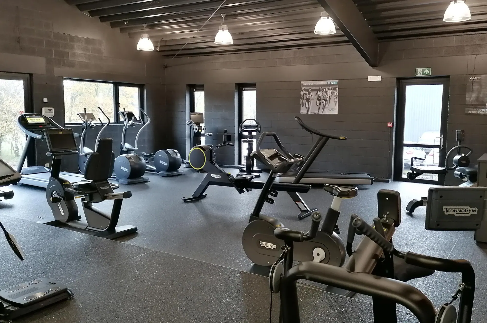 L'espace cardio de Waky et ses appareils face aux baies vitrées.