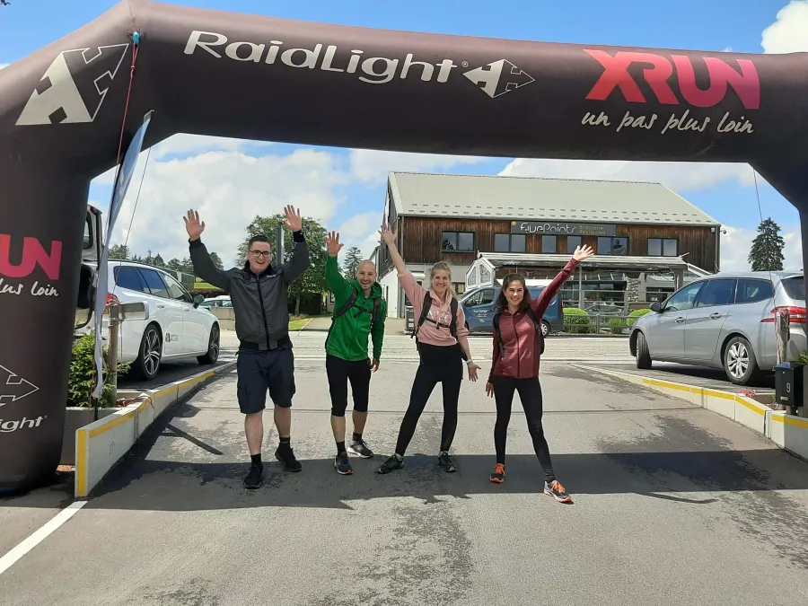 Les participants du Waky Trek sous l'arche de départ.